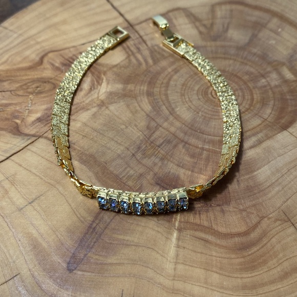 Gorgeous nugget style gold tone bracelet with clear rhinestones. Foldover clasp - Picture 2 of 7
